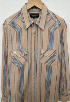 Camisa western para hombre de manga larga con diseño de rayas verticales y bolsillos frontales, combinada con jeans y sombrero vaquero negro. shirt