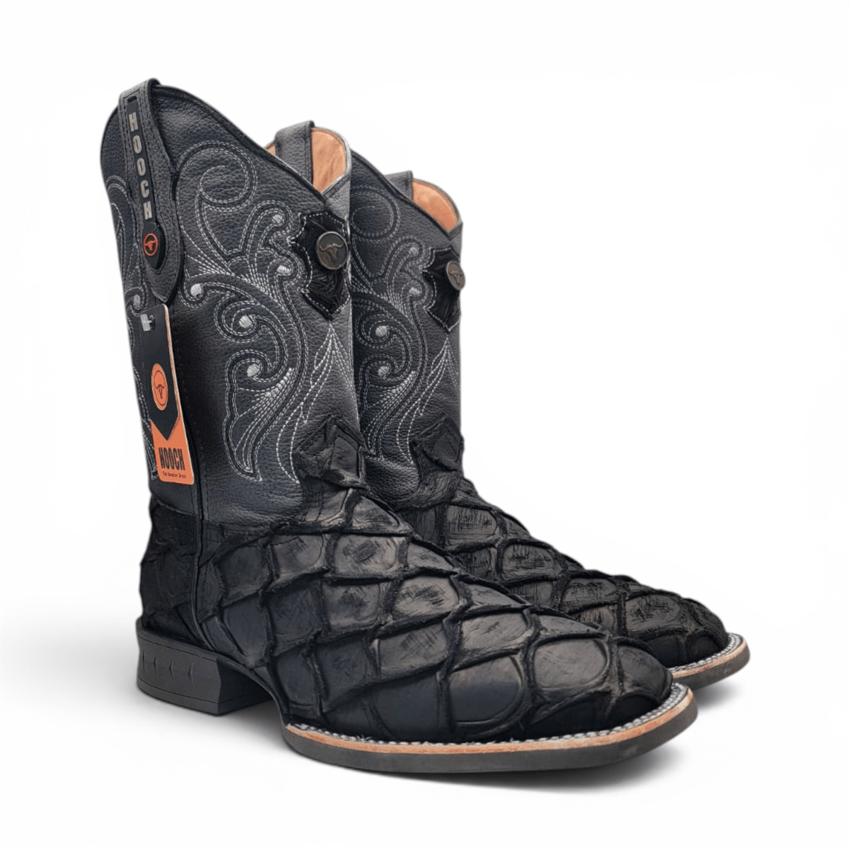 Bota Vaquera para Hombre Punta Cuadrada Grabado Tipo Pirarucu Color Negro con Suela de Hule – Hooch Boots H520572 - Hooch