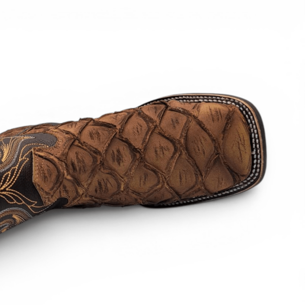 Bota Vaquera para Hombre Punta Cuadrada Grabado Tipo Pirarucu Color Orix con Suela de Hule – Hooch Boots H521572 - Hooch