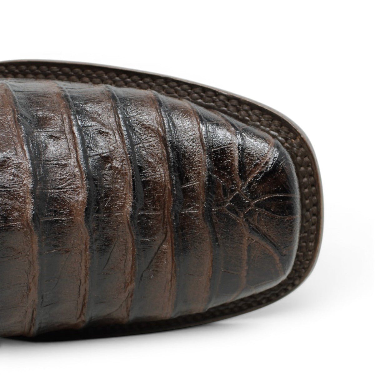 Bota Vaquera para Hombre Punta Rodeo Grabado Tipo Caiman Belly Color Chocolate de Piel Genuina – Hooch Boots H519473 - Hooch