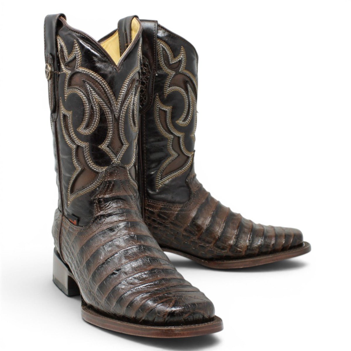 Bota Vaquera para Hombre Punta Rodeo Grabado Tipo Caiman Belly Color Chocolate de Piel Genuina – Hooch Boots H519473 - Hooch