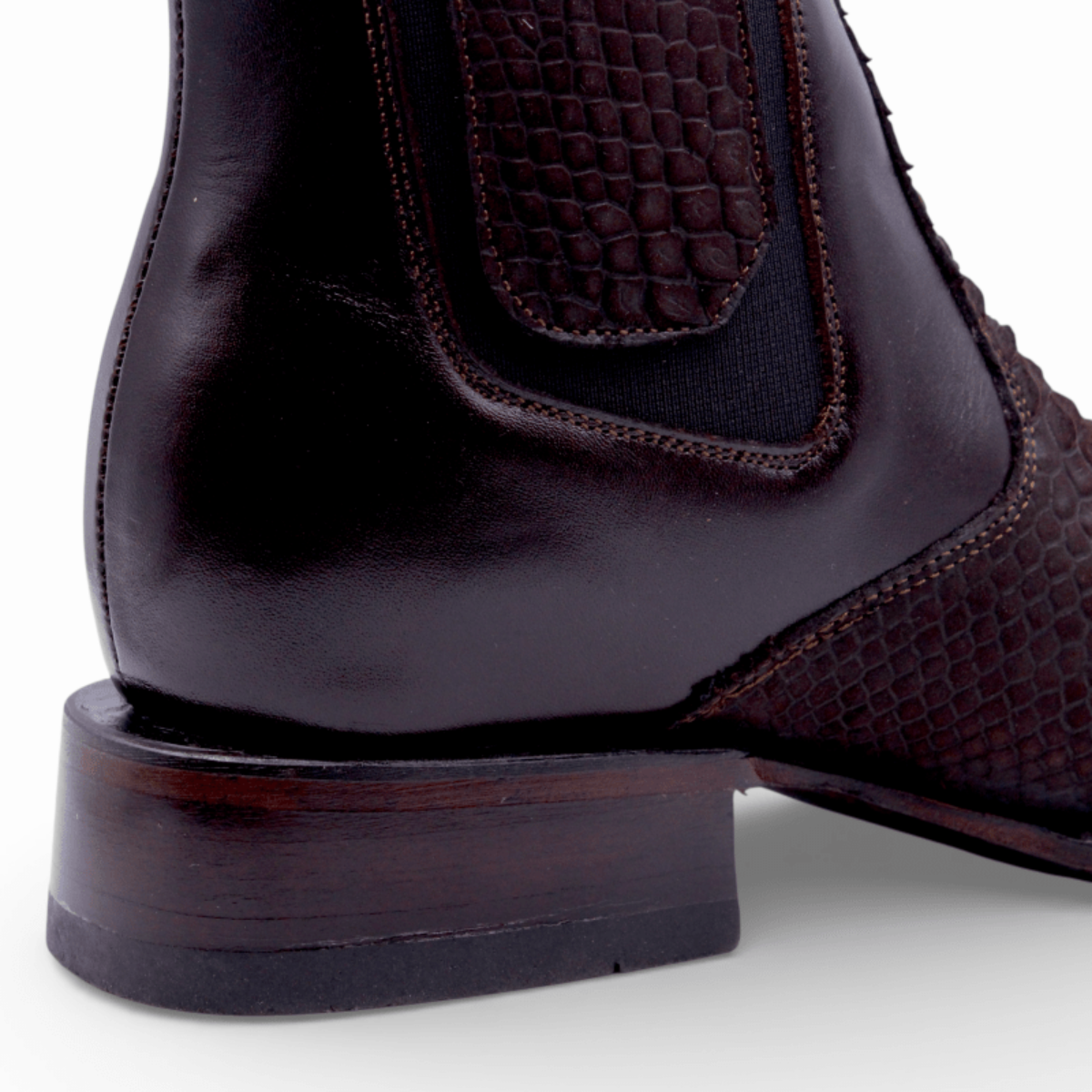 Botin Vaquero para Hombre de Piel Grabado Tipo Piton Color Chocolate con Punta Cuadrada Ancha – Hooch Boots H426394 - Hooch Boots