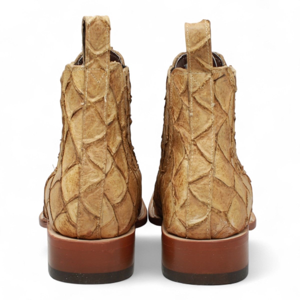Botines de Cuero Pirarucu Grabado Punta Cuadrada Color Arena Hombre - Tanner Mark Boots - Tanner Mark Boots