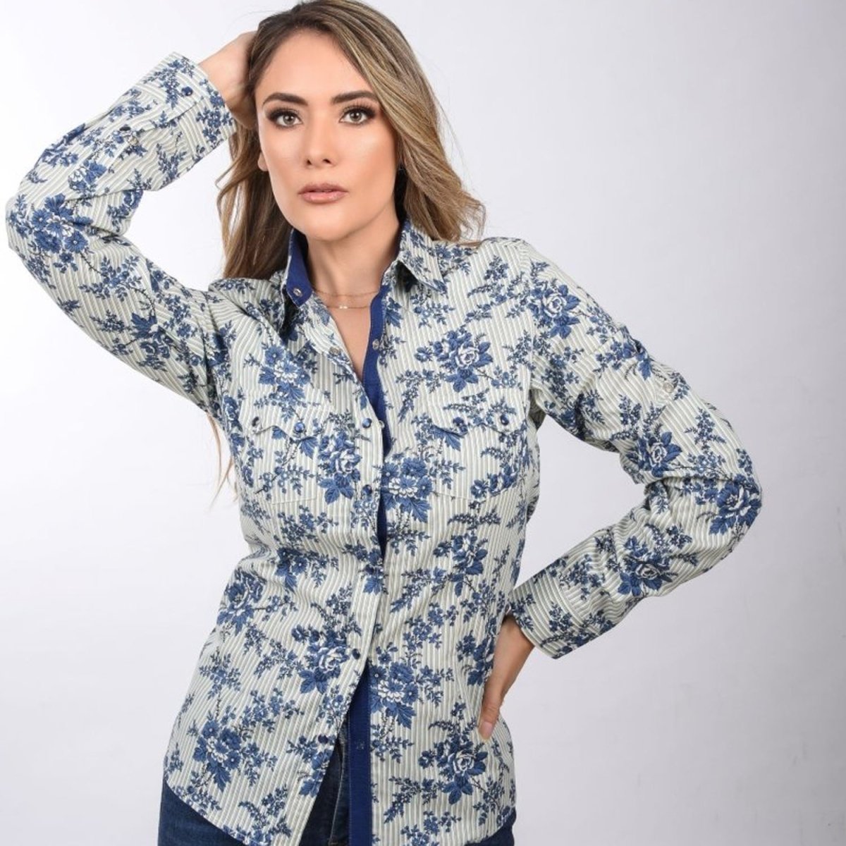 Camisa Vaquera Bordada para Mujer Color Azul con Flores WD-544 - White Diamonds Boots