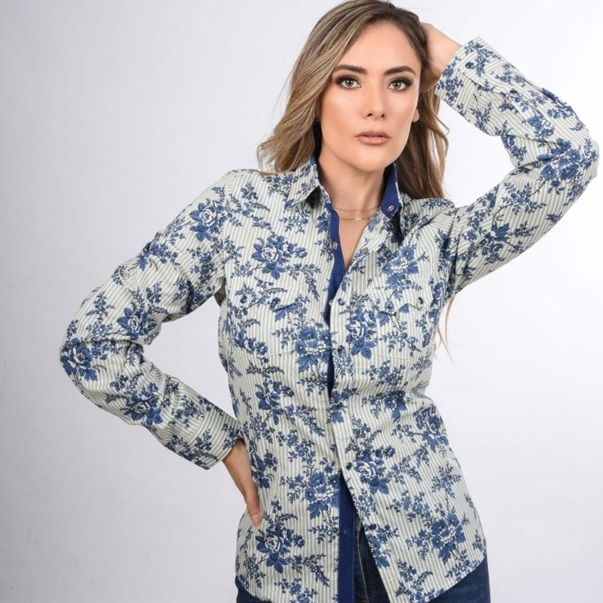 Camisa Vaquera Bordada para Mujer Color Azul con Flores WD-544 - White Diamonds Boots