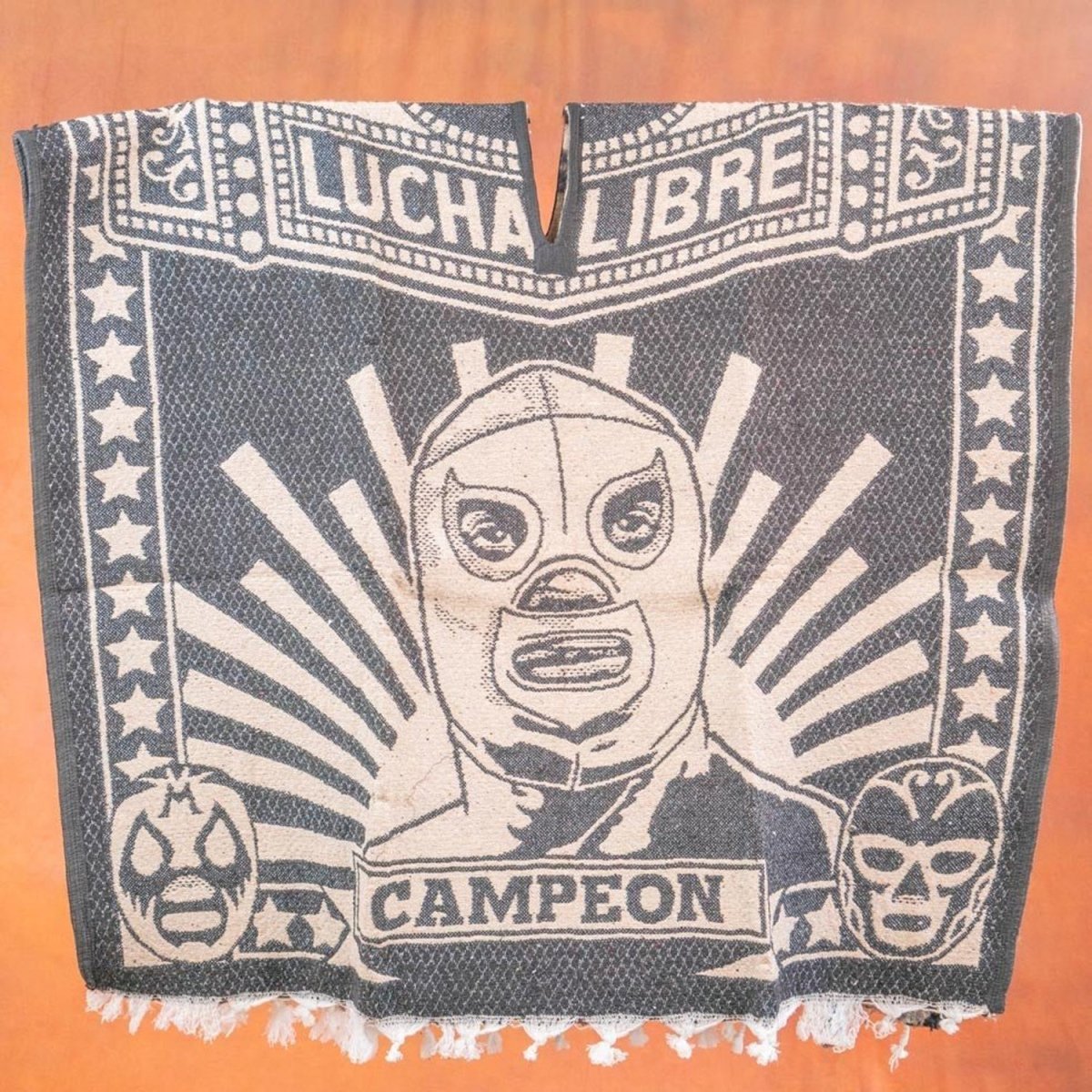 Poncho con Lucha Libre Bordado Doble Vista Artesanal imp-73131 - ImporMexico