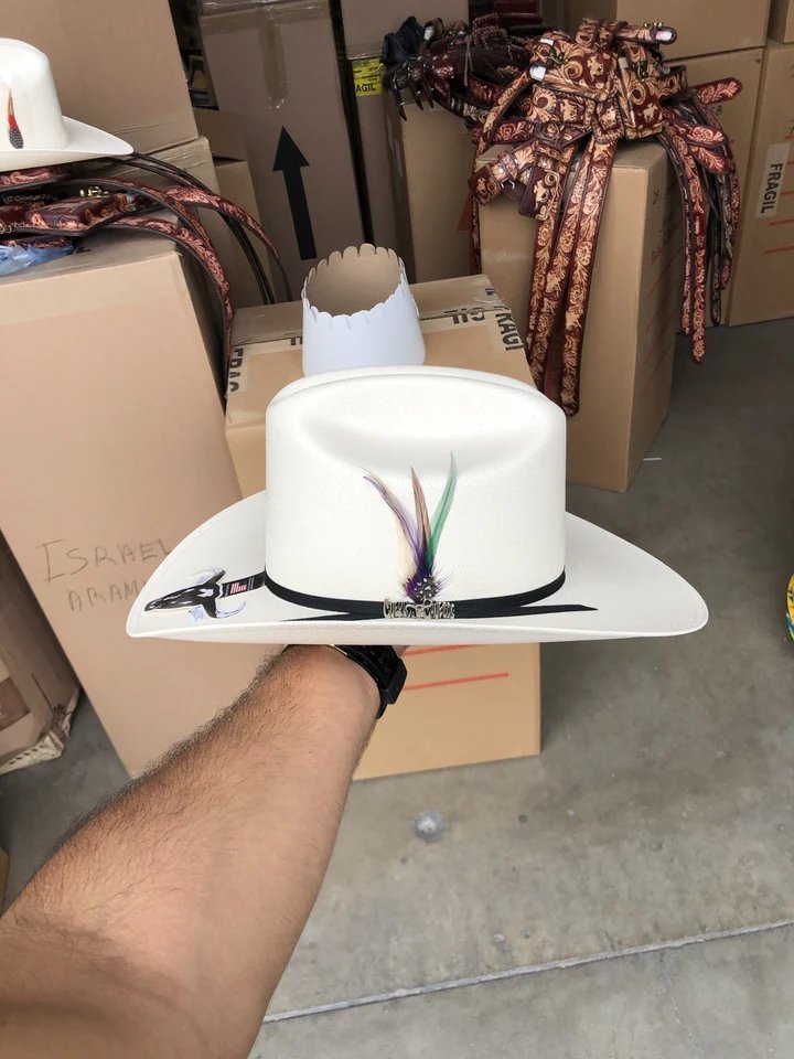 Sombrero Cuernos Chuecos 100X Estilo El Fantasma con Plumas - Cuernos Chuecos