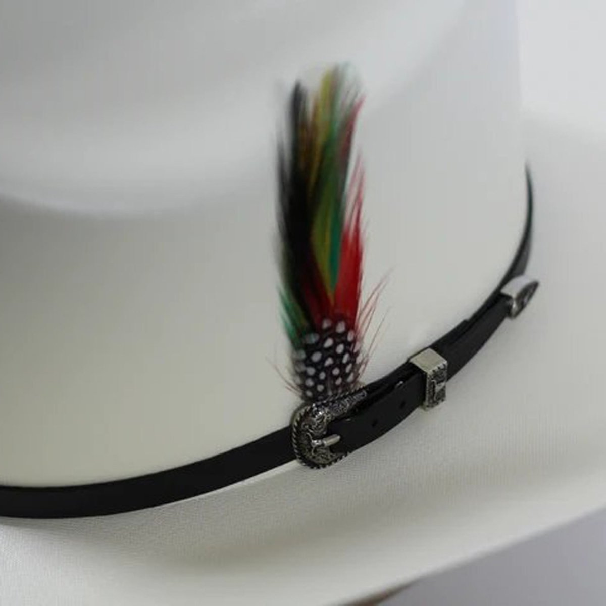 Sombrero Cuernos Chuecos 5,000X Estilo El Fantasma con Plumas - Cuernos Chuecos