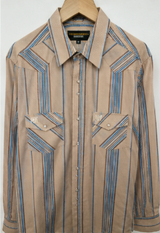 Camisa western para hombre de manga larga con diseño de rayas verticales y bolsillos frontales, combinada con jeans y sombrero vaquero negro. shirt