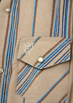 Camisa western para hombre de manga larga con diseño de rayas verticales y bolsillos frontales, combinada con jeans y sombrero vaquero negro. detalle