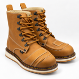 Bota de trabajo para hombre punta redonda de piel crazy color miel con suela de hule Hooch Boots H50151 vista tres cuartos