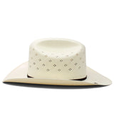 Sombrero vaquero Morcoon 100X color natural con horma Rancher, copa con pequeñas perforaciones decorativas, ala ancha curvada y toquilla de listón negro, fotografiado sobre fondo blanco. lateral