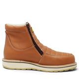 Botín de trabajo para hombre Diego’s Boots en piel miel, con doble cierre lateral, costuras contrastantes y suela de hule.medial