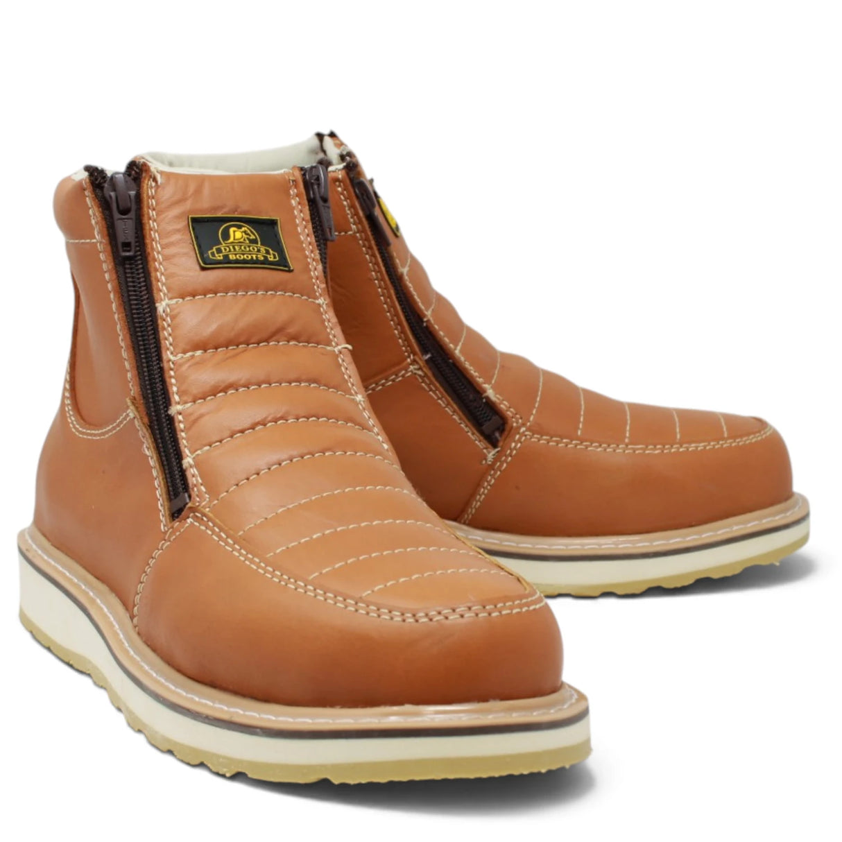 Botín de trabajo para hombre Diego’s Boots en piel miel, con doble cierre lateral, costuras contrastantes y suela de hule.