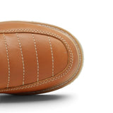 Botín de trabajo para hombre Diego’s Boots en piel miel, con doble cierre lateral, costuras contrastantes y suela de hule. toe