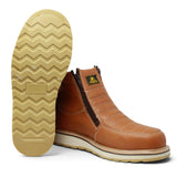 Botín de trabajo para hombre Diego’s Boots en piel miel, con doble cierre lateral, costuras contrastantes y suela de hule. sole and shoe