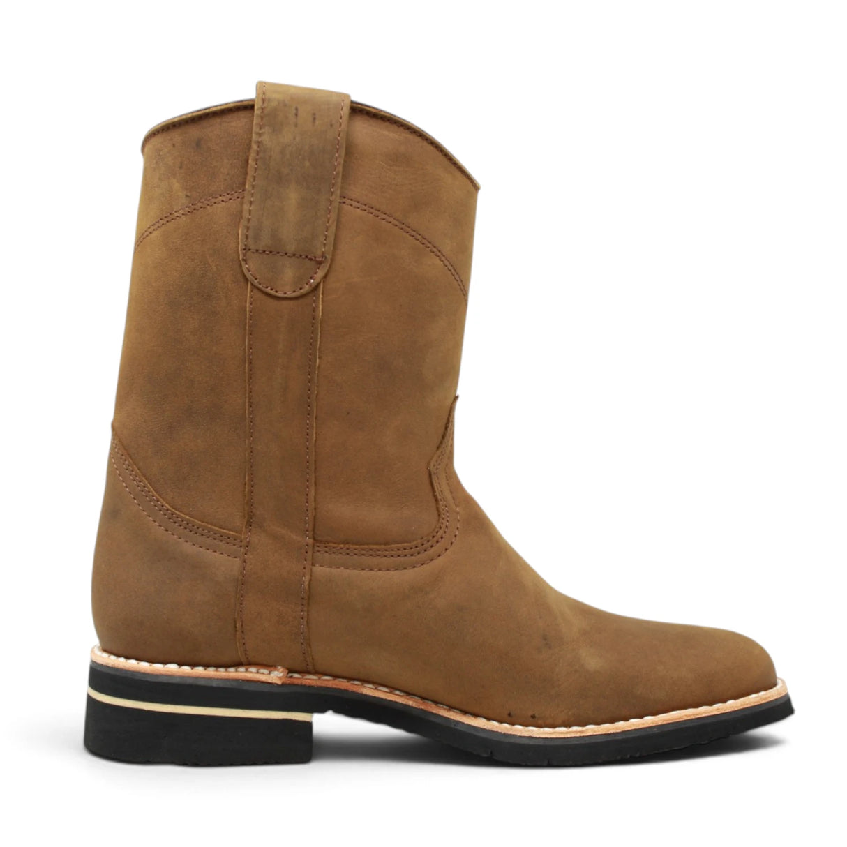 Bota de trabajo para hombre de piel graso color Shedron con suela de hule, usada en ambiente de taller con jeans y guantes de trabajo.  Lateral