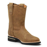 Bota de trabajo para hombre de piel graso color Shedron con suela de hule, usada en ambiente de taller con jeans y guantes de trabajo. una 