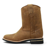Bota de trabajo para hombre de piel graso color Shedron con suela de hule, usada en ambiente de taller con jeans y guantes de trabajo.