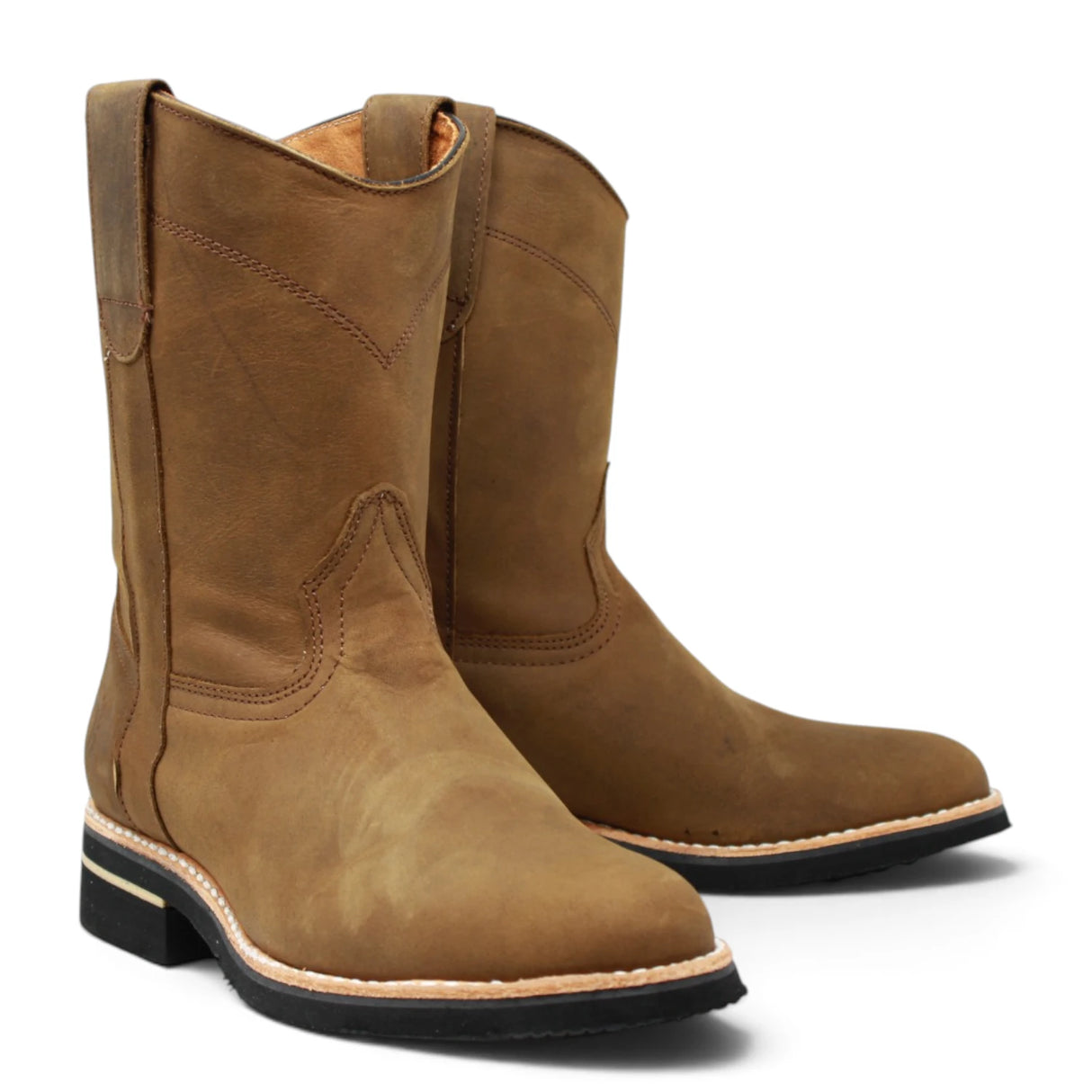 Bota de trabajo para hombre de piel graso color Shedron con suela de hule, usada en ambiente de taller con jeans y guantes de trabajo. pair