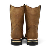 Bota de trabajo para hombre de piel graso color Shedron con suela de hule, usada en ambiente de taller con jeans y guantes de trabajo. back