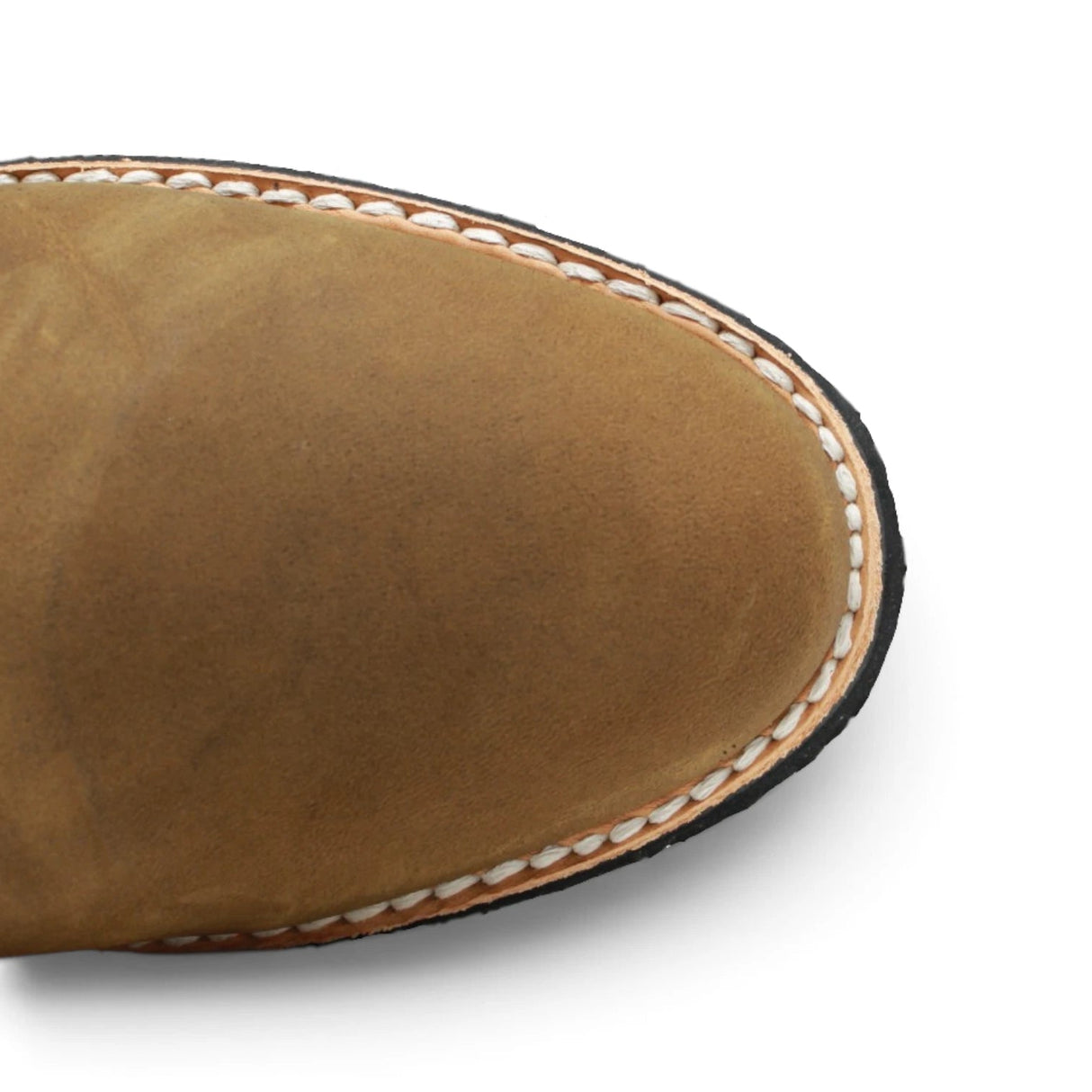 Bota de trabajo para hombre de piel graso color Shedron con suela de hule, usada en ambiente de taller con jeans y guantes de trabajo. toe
