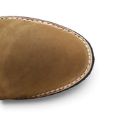 Bota de trabajo para hombre de piel graso color Shedron con suela de hule, usada en ambiente de taller con jeans y guantes de trabajo. toe