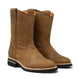 Bota de trabajo para hombre de piel graso color Shedron con suela de hule, usada en ambiente de taller con jeans y guantes de trabajo. Par