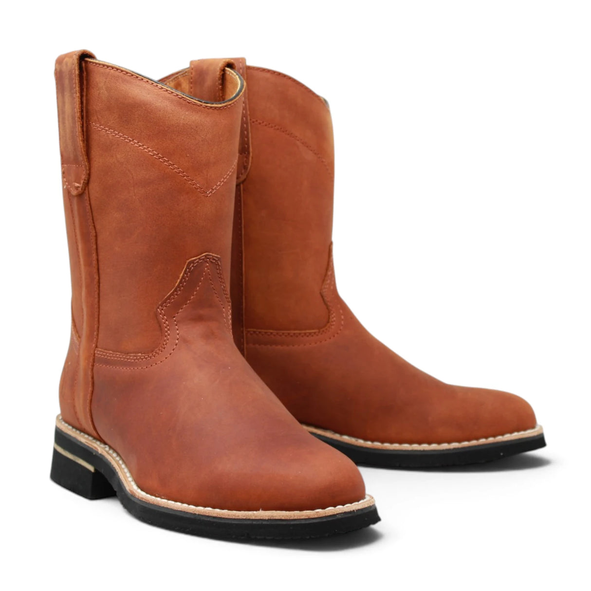 Bota de trabajo para hombre de piel graso color Shedron con suela de hule, usada en ambiente de taller con jeans y guantes de trabajo. Shedron
