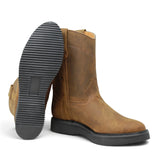 Bota de trabajo para hombre en color tang con punta redonda, caña media y suela de hule Mil Rayas resistente. Boot and sole