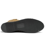 Bota de trabajo para hombre en color tang con punta redonda, caña media y suela de hule Mil Rayas resistente. suela