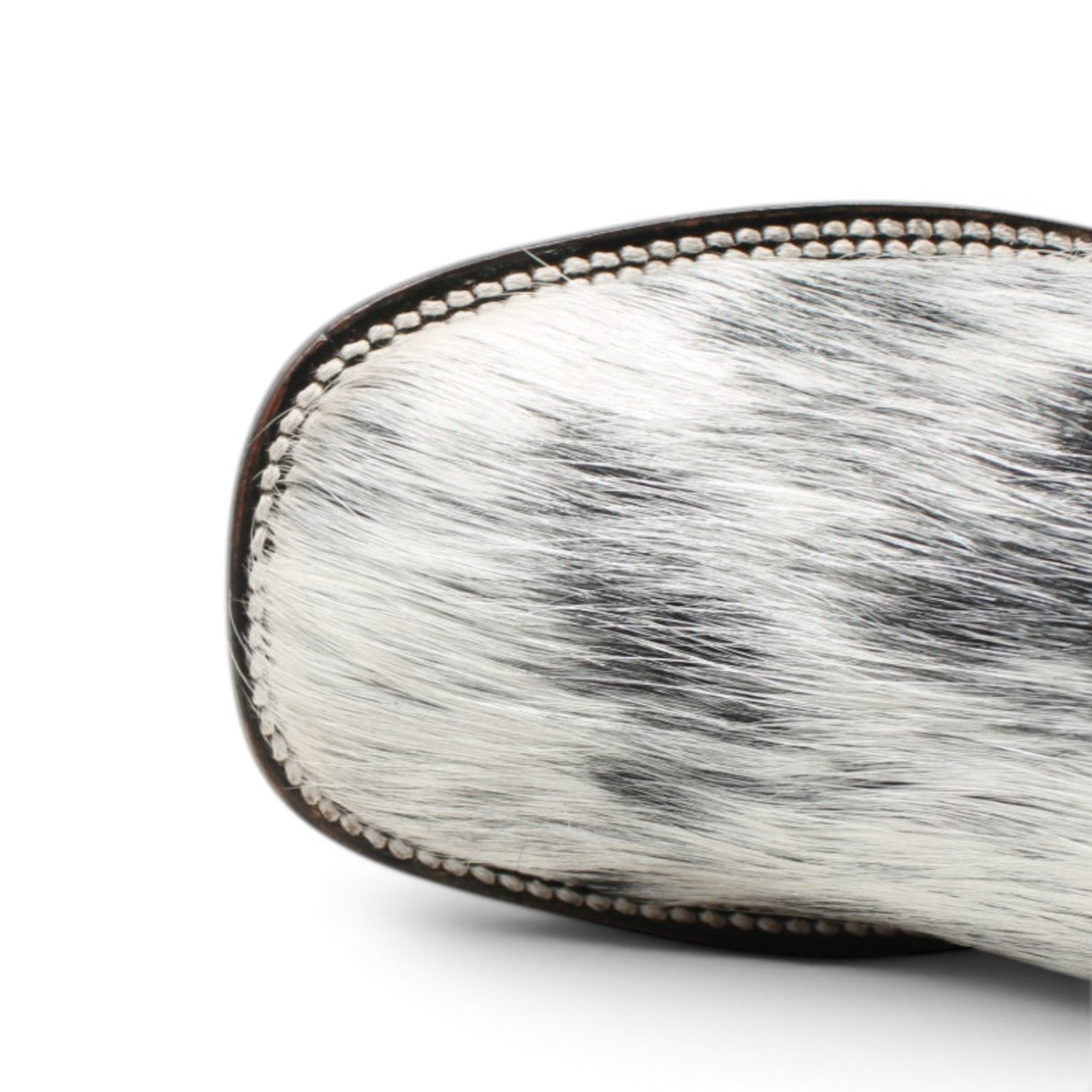 Bota vaquera para dama de pelo de vaca natural en tonos blanco y negro con punta cuadrada, tubo negro de piel con grabado cincelado floral y suela de cuero artesanal. Cada par presenta un patrón de pelo único. Toe 
