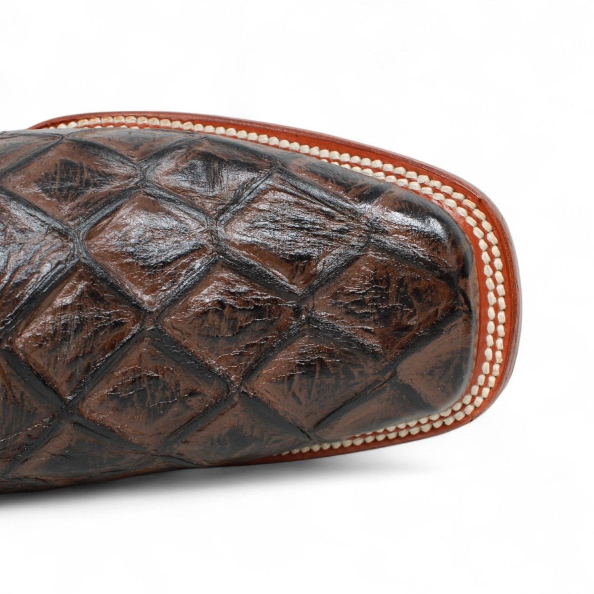 Bota de Hombre Cuadrada de Pirarucu Grabadado Color Cafe - La Sierra - La Carreta