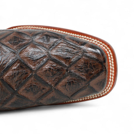 Bota de Hombre Cuadrada de Pirarucu Grabadado Color Cafe - La Sierra - La Carreta