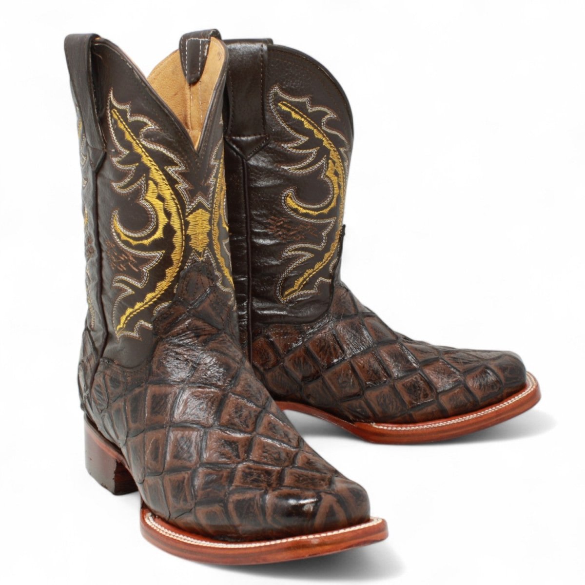 Bota de Hombre Cuadrada de Pirarucu Grabadado Color Cafe - La Sierra - La Carreta