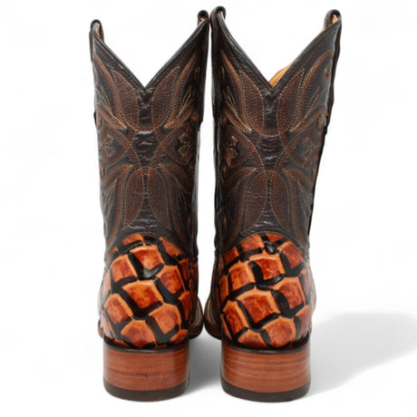 Bota de Hombre Cuadrada de Pirarucu Grabadado Color Miel - La Sierra - La Carreta