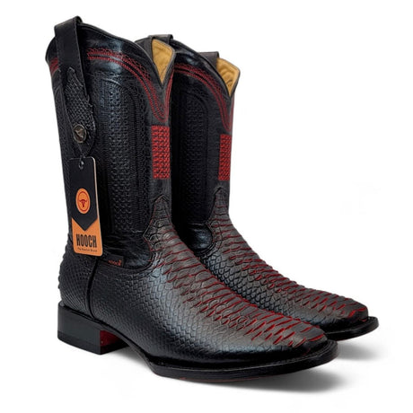 Bota Vaquera para Hombre Punta Cuadrada de Piel Genuina Grabado Tipo Python Color Rojo con Suela de Piel – Hooch Boots H526318 - Hooch Boots
