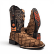 Bota Vaquera para Hombre Punta Cuadrada Grabado Tipo Pirarucu Color Orix con Suela de Hule – Hooch Boots H521572 - Hooch