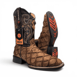 Bota Vaquera para Hombre Punta Cuadrada Grabado Tipo Pirarucu Color Orix con Suela de Hule – Hooch Boots H521572 - Hooch