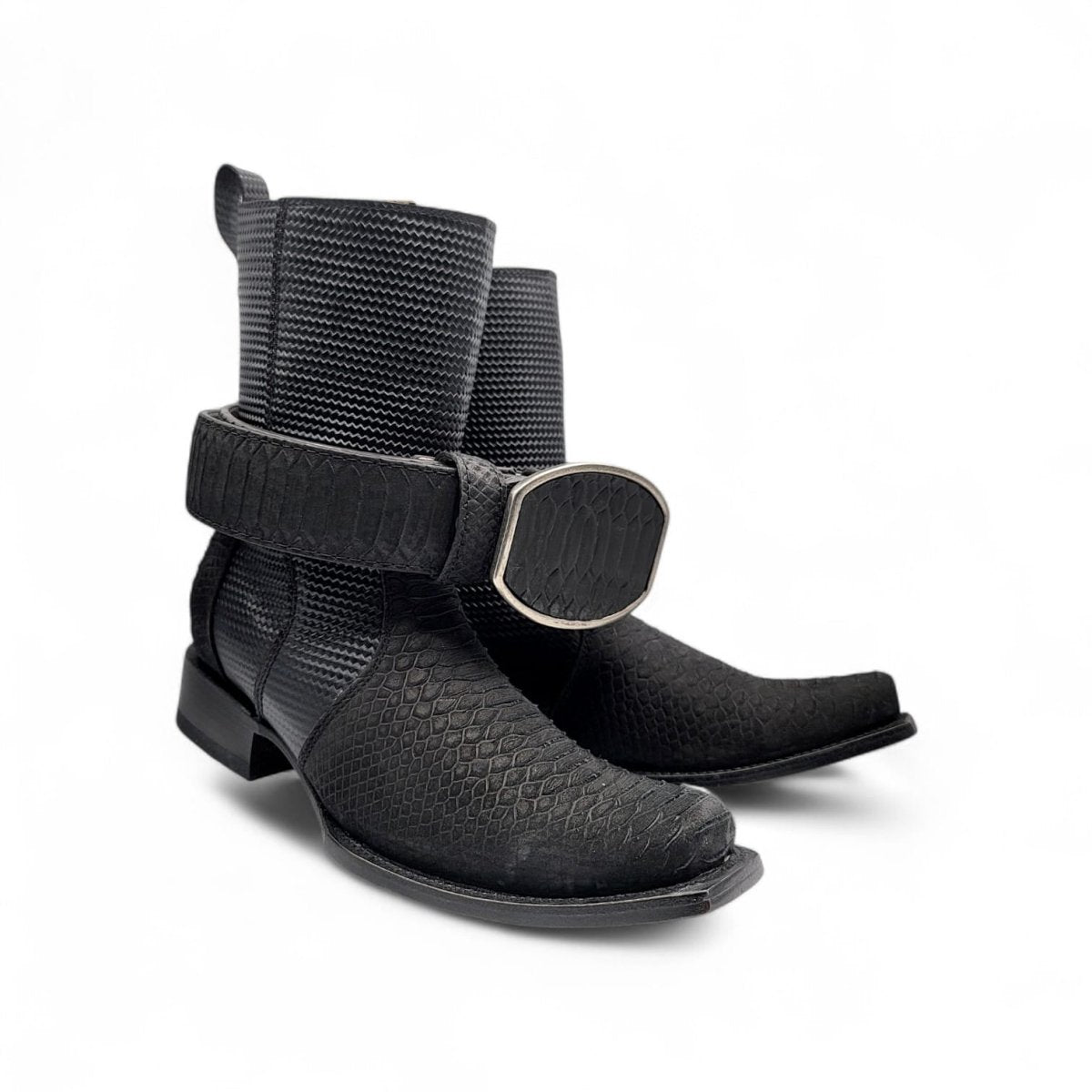 Bota Vaquera para Hombre Punta Dubai Grabado Tipo Python con Cierre Lateral Negra + Cinto Combo Western – Hooch Boots H580563 - Hooch