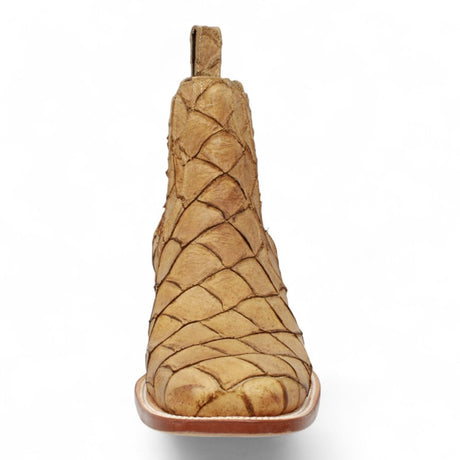 Botines de Cuero Pirarucu Grabado Punta Cuadrada Color Arena Hombre - Tanner Mark Boots - Tanner Mark Boots