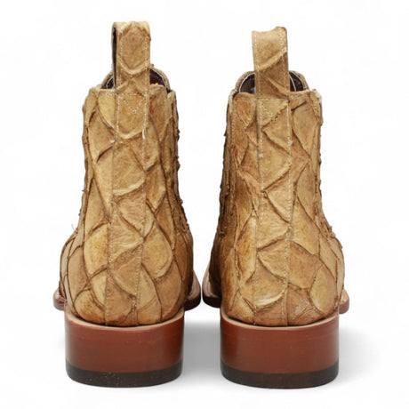 Botines de Cuero Pirarucu Grabado Punta Cuadrada Color Arena Hombre - Tanner Mark Boots - Tanner Mark Boots