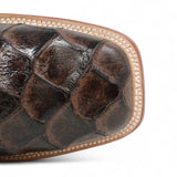 Botines de Cuero Pirarucu Grabado Punta Cuadrada Color Cafe Hombre - Tanner Mark Boots - Tanner Mark Boots