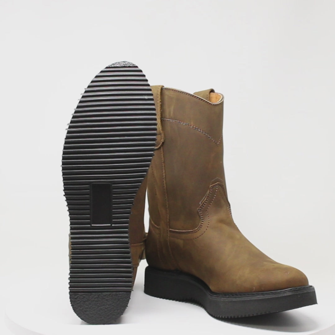 Bota de trabajo para hombre en color tang con punta redonda, caña media y suela de hule Mil Rayas resistente. 