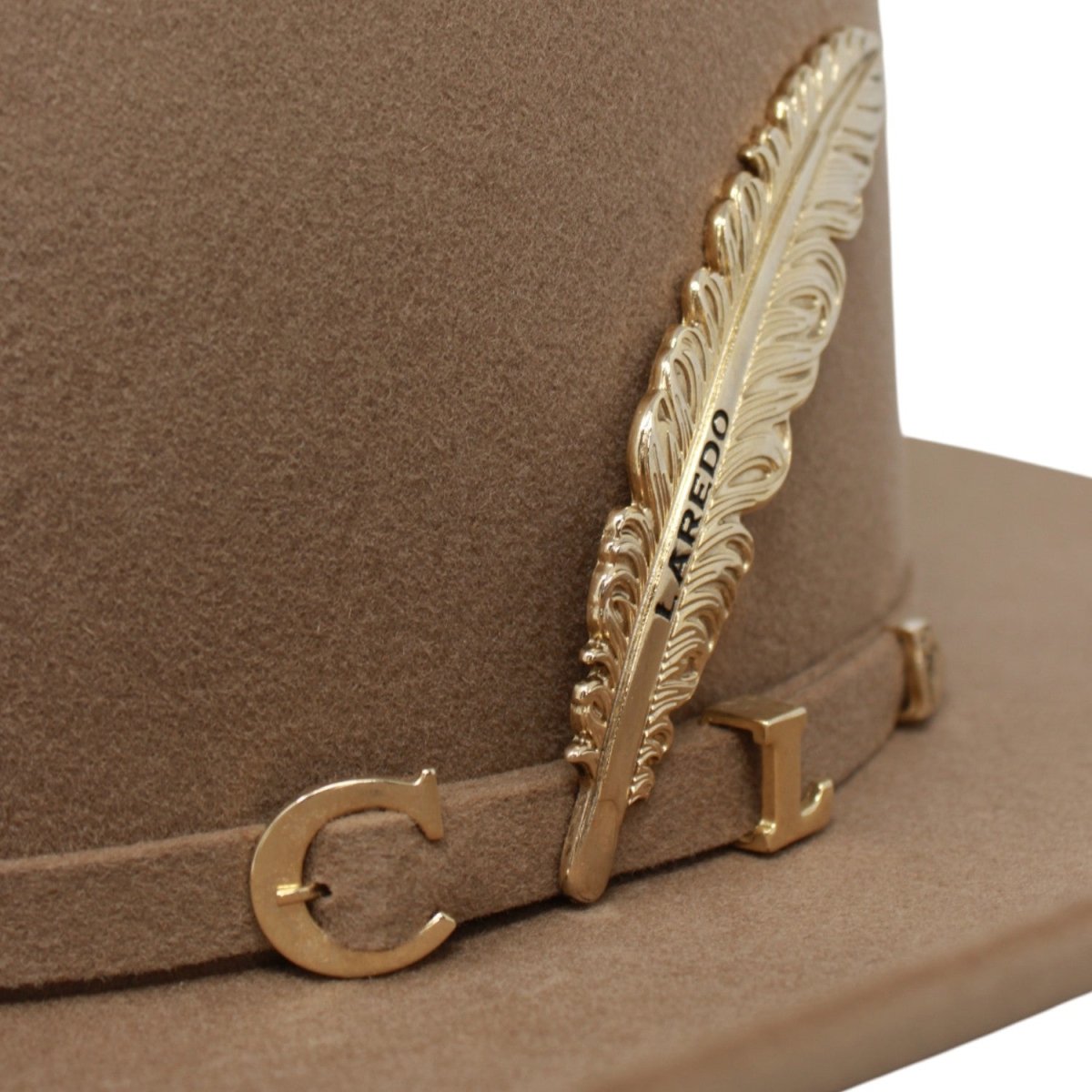 Texana Carin Leon Oficial Color Sahara con Pluma Color Oro - Laredo Hats