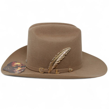 Texana Carin Leon Oficial Color Sahara con Pluma Color Oro - Laredo Hats