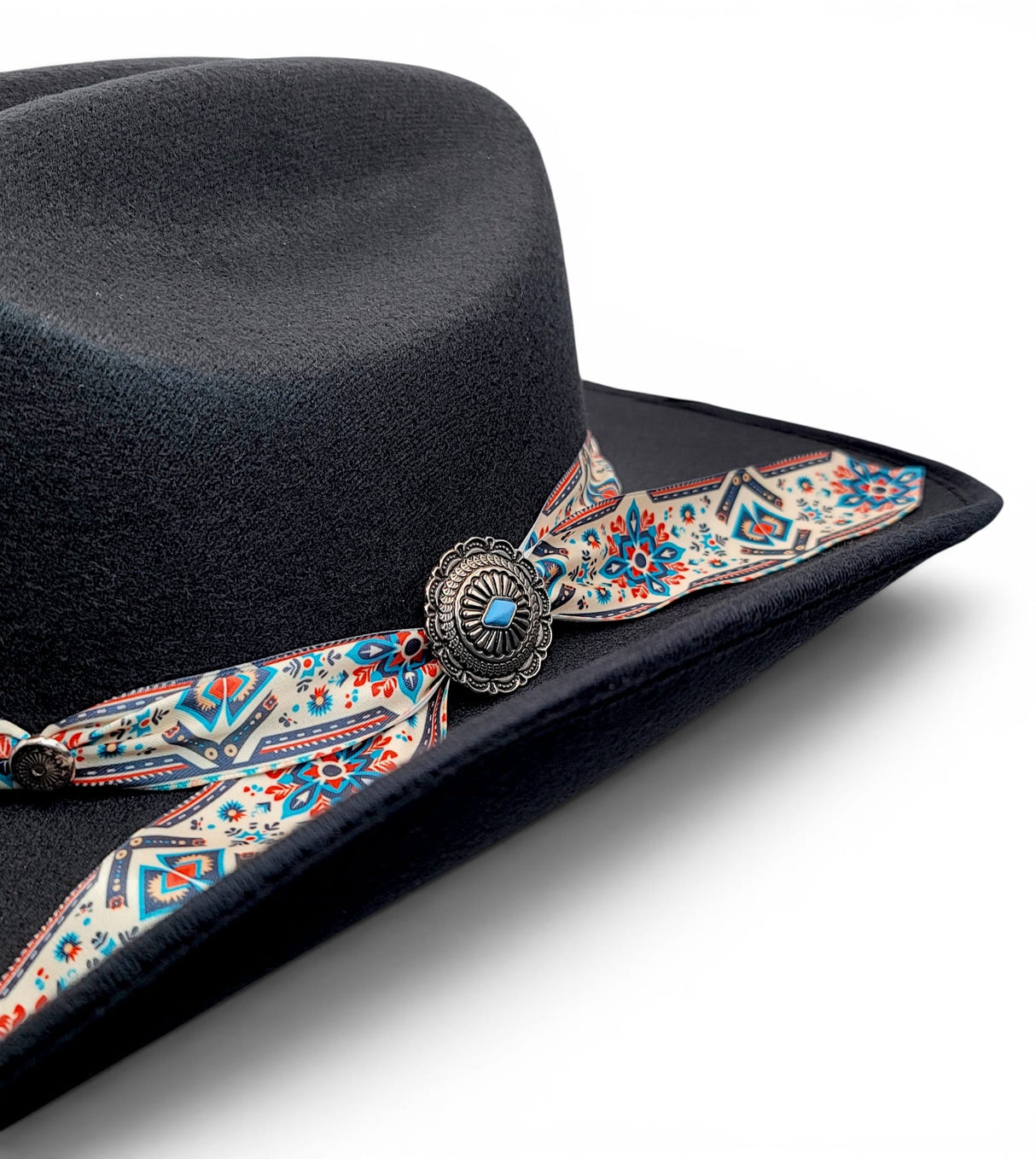 Texana para mujer de fieltro sintetico color negro con cinta Charlie estampada Hooch Boots HTD65 acercamiento de la cinta Charlie y el concho