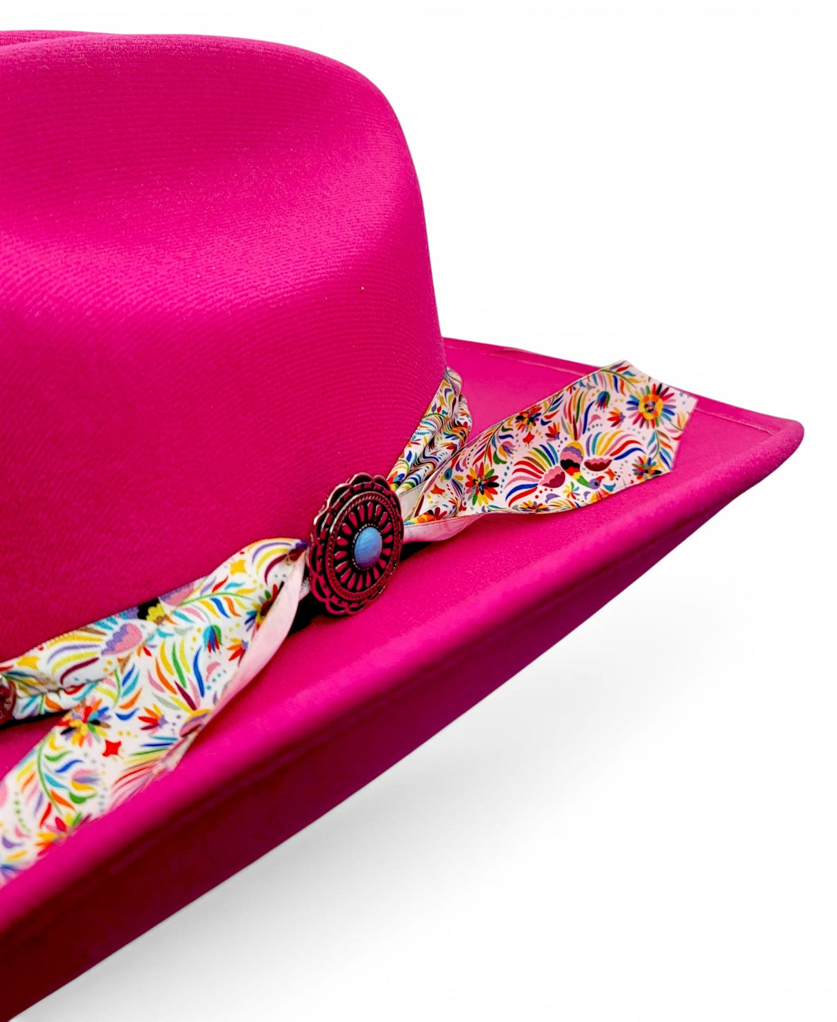Texana para mujer de fieltro sintetico color rosa con cinta Charlie floral Hooch Boots HTD64 acercamiento de la cinta Charlie y el concho