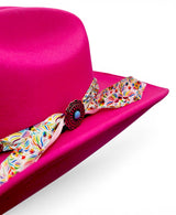 Texana para mujer de fieltro sintetico color rosa con cinta Charlie floral Hooch Boots HTD64 acercamiento de la cinta Charlie y el concho