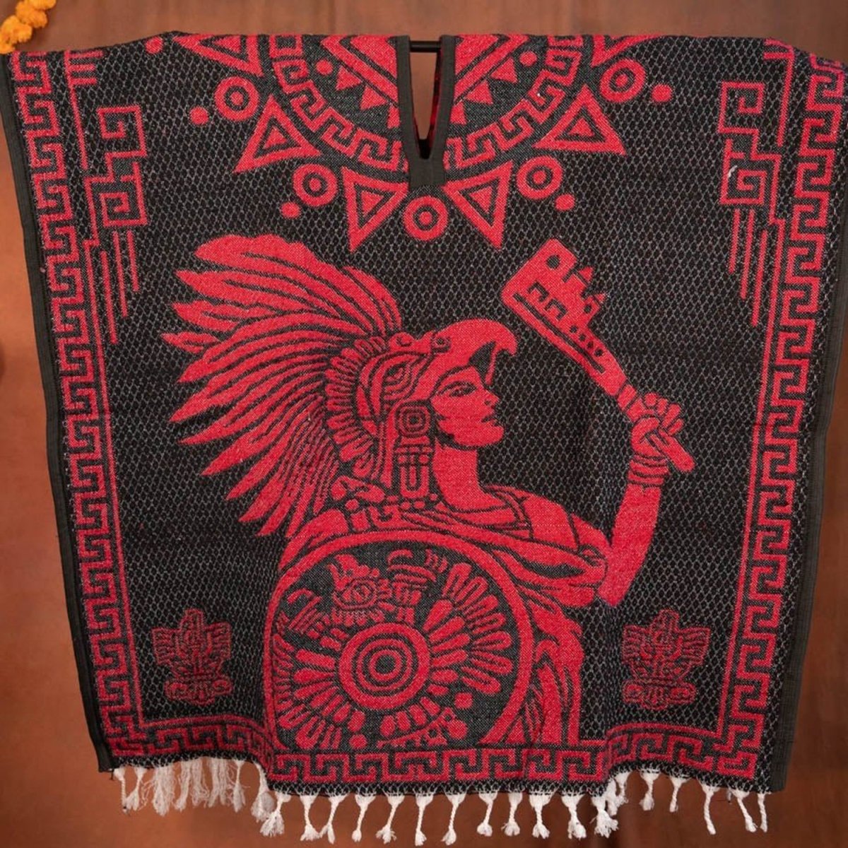 Poncho Con Cappuccio In Lana Alpaca, Motivo Azteco, Rosso Poncho Con Cappuccio In Lana Alpaca, Motivo Azteco, Rosso
